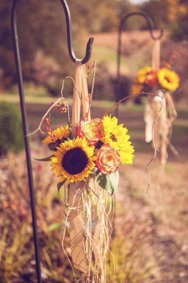 herbst rustikal blumen balkon blumen im herbst sonnenblumen lebendig