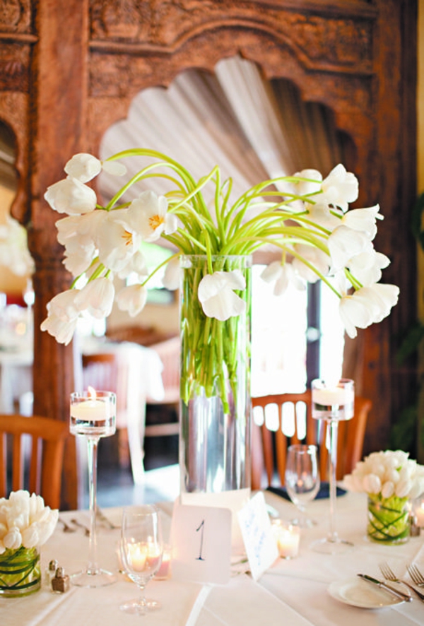 hochzeitsdeko ideen festliche tischdekoration mit tulpen in weiß