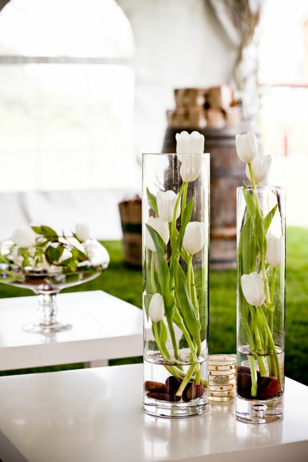 hochzeitsdeko ideen tischdeko mit tulpen weiß gartenparty