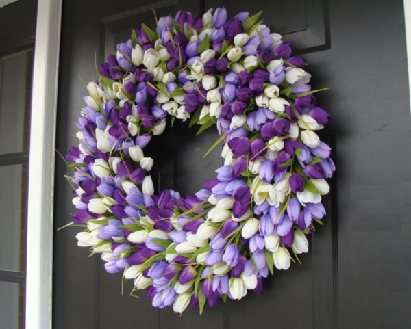 hochzeitsdeko ideen tischdeko mit tulpen weiß lila türkranz