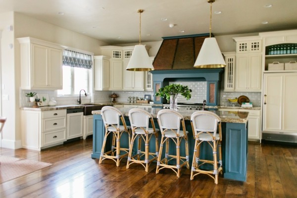 küche mit kochinsel in blau und holzboden
