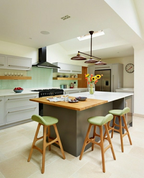 moderne küchen mit kochinsel und grüne akzente