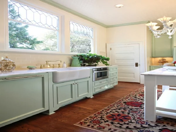 klassische Küchengestaltung mintgrünen Küchenschränke mit Wandfarbe eierschalenfarben kombinieren