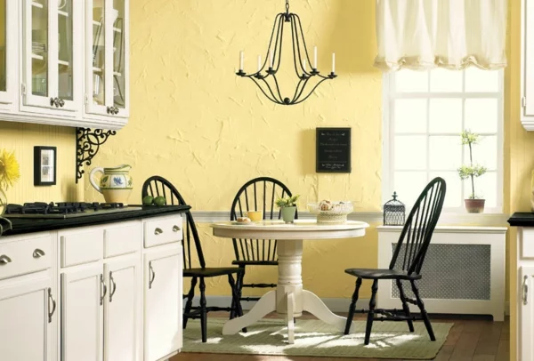 stilvolle Küchenideen Wandfarbe eierschalenfarben weiße Möbel mit schwarzen Akzenten
