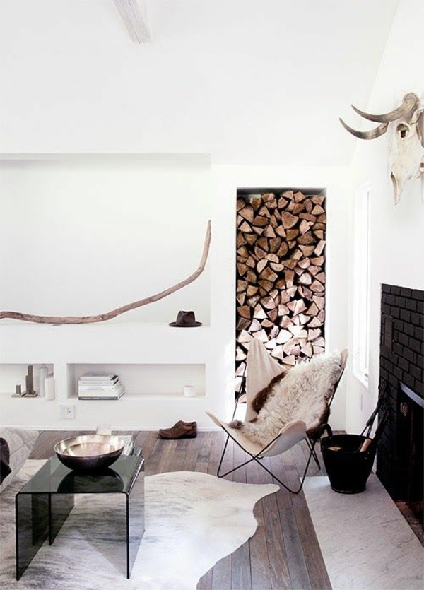 landhausstil wohnzimmer modern einrichten holzmöbel fellteppich kamin