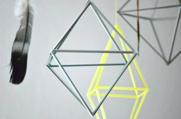 Mit Metall Stäbchen geometrische Formen basteln als Mobile verwenden
