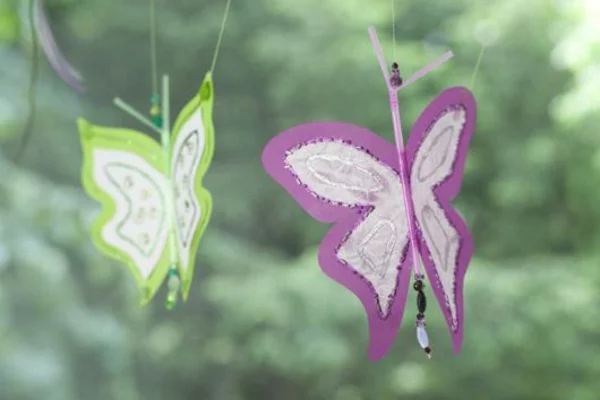  Schmetterlinge aus Papier und Stoff als Mobile selber machen 