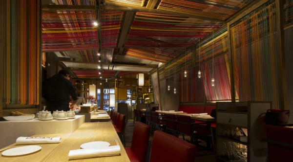 pendellampen restaurant rote stühle