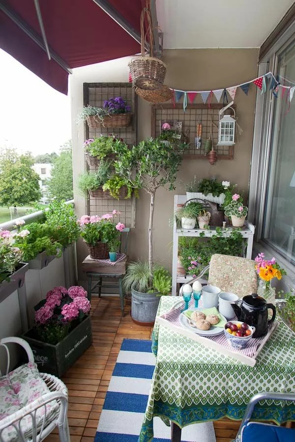 platzsparende balkonmöbel set balkon bepflanzen holzfliesen