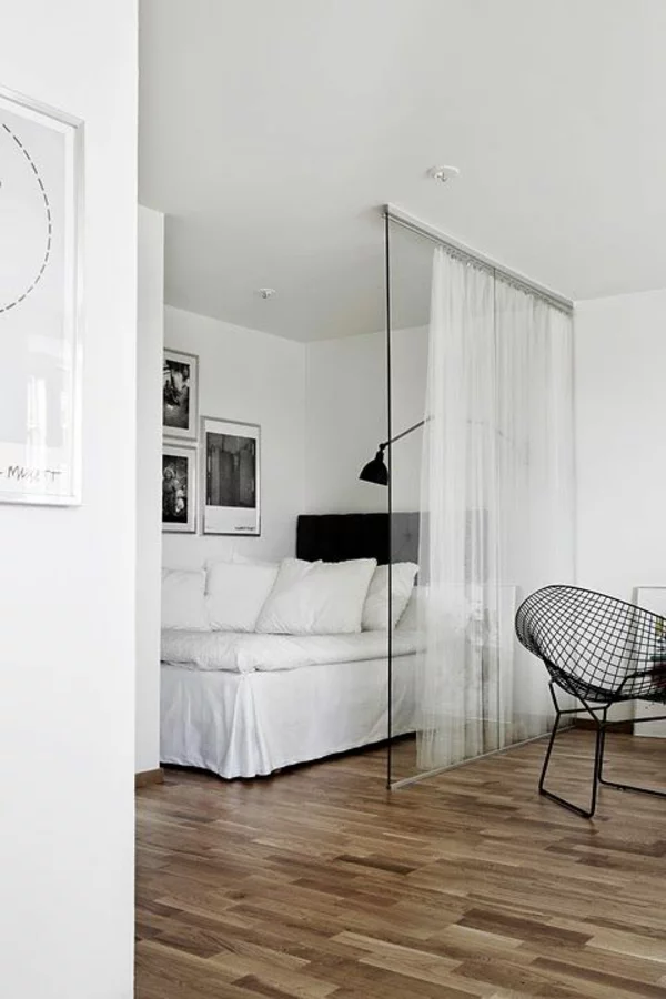 Raumtrenner aus Glas mit transparentem Vorhang elegante Trennwand zwischen Schlaf-und Wohnbereich 