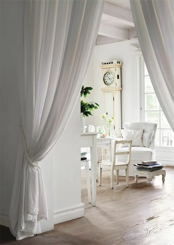 weiße Gardinen als Raumteiler Ideen für die Trennung einzelner Bbereiche zu Hause