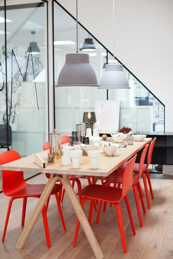 eleganter Raumtrenner aus Glas moderne Trennwand trennt den Essbereich ab Esstisch mit roten Stühlen 