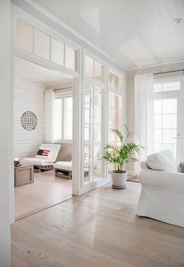 elegante Trennwände aus weißem Holz und Glas im Wohnzimmer 