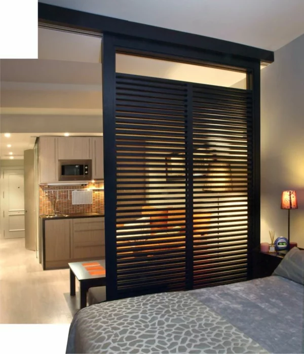 stilvoller Raumtrenner aus schwarzem Holz Trennwand zwischen Wohn-und Schlafbereich 