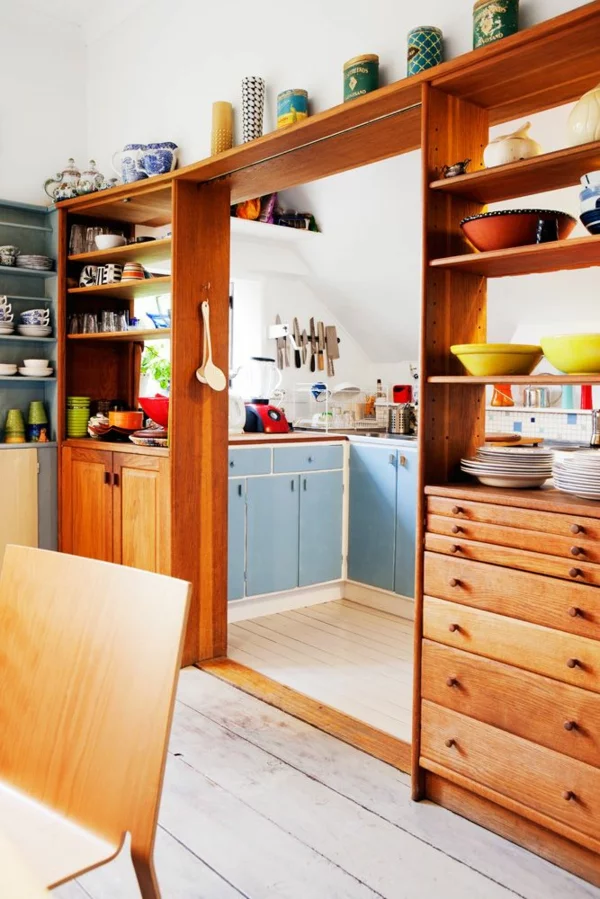 praktisches Holzregal als Raumtrenner zwischen Küche und Esszimmer