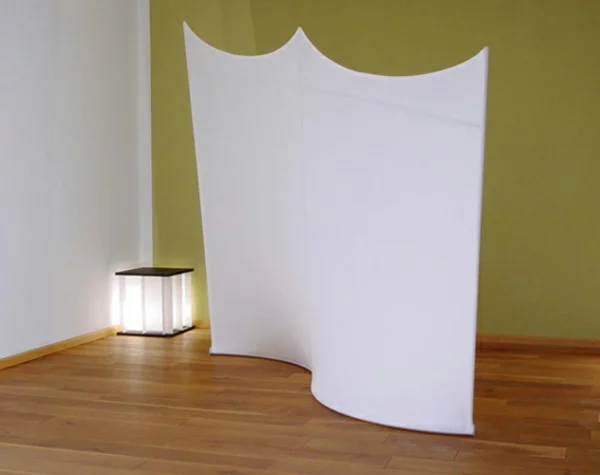 weißer Raumtrenner wie ein leeres Blatt organische Form Lampe in der Ecke 