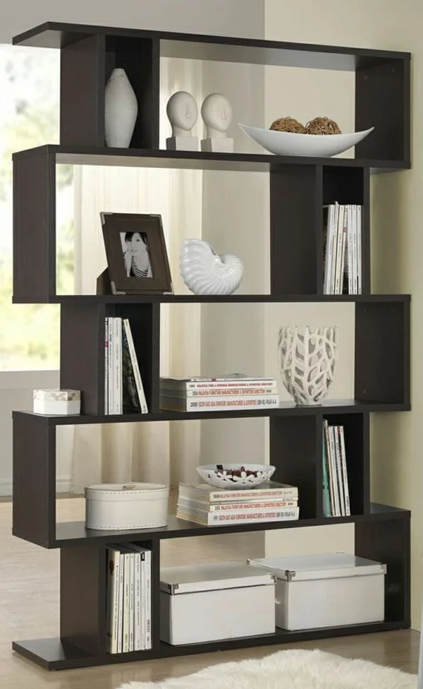 Raumteiler Ideen elegantes Bücherregal aus schwarzem Holz als Raumtrenner im Wohnbereich 