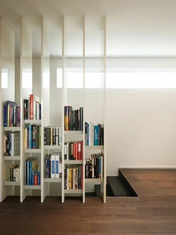 eleganter Raumtrenner niedriges Bücherregal aus hellem Holz im Treppenhaus