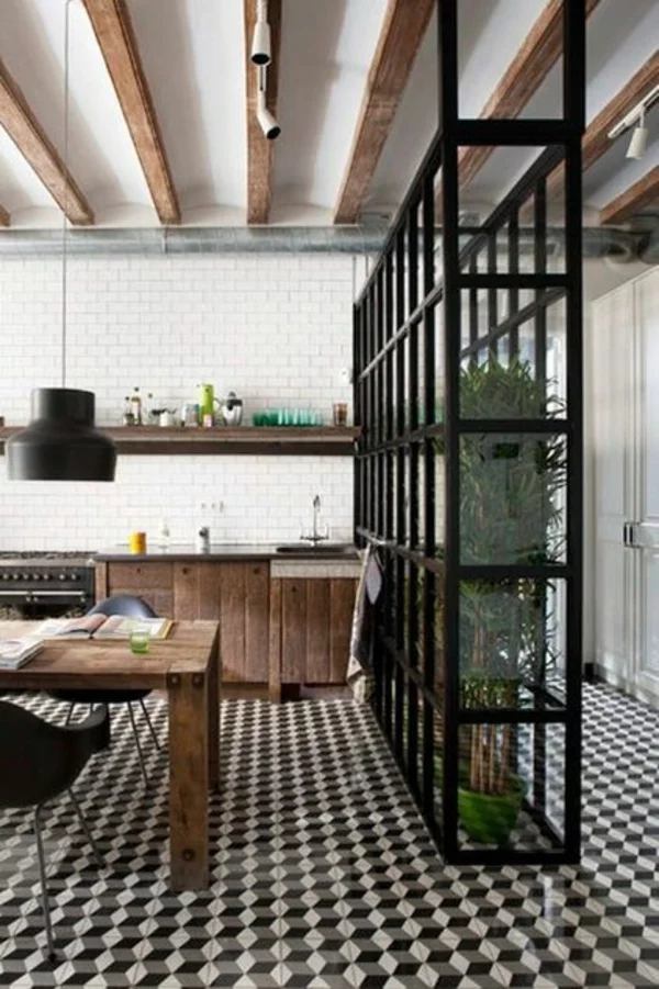 offenes Holztegal in Schwarz mit pflegeleichten Zimmerpflanzen in der Küche im rustikalen Stil 