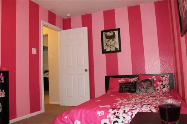 rosa schlafzimmer gestreifte wände