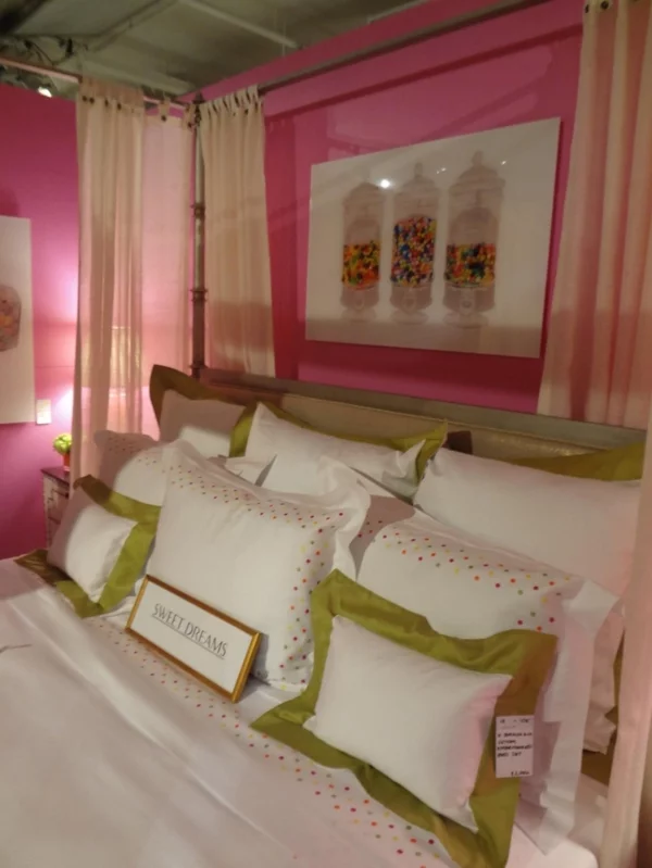 rosa schlafzimmer grüne akzente kissen