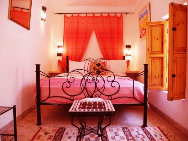 rosa schlafzimmer metallbett orange