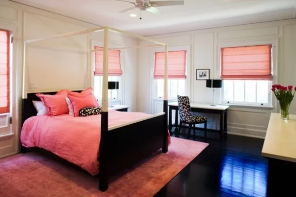 rosa schlafzimmer schwarz himmelbett