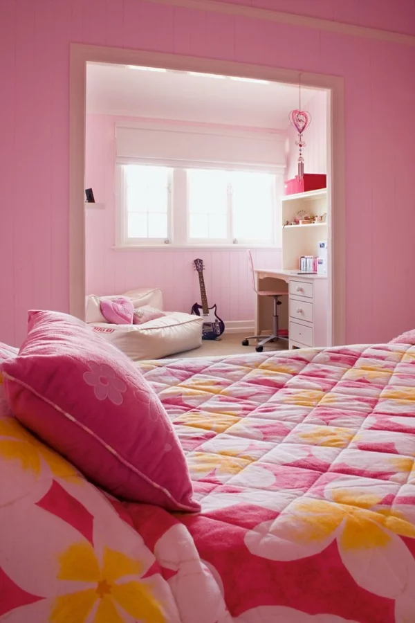 rosa schlafzimmer steppdecke gitarre