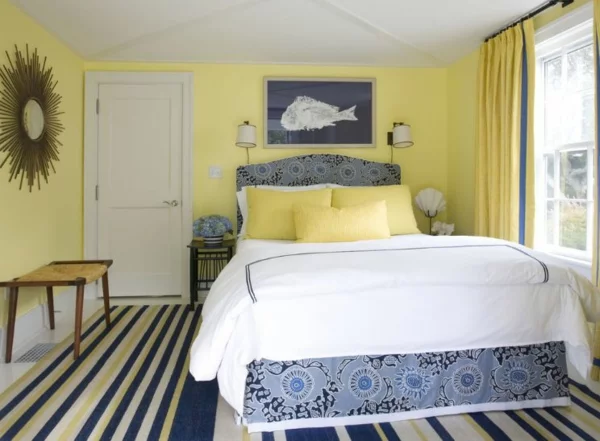 frische Farben im Schlafzimmer Wandfarbe gelb mit blauen Akzenten im Raum 