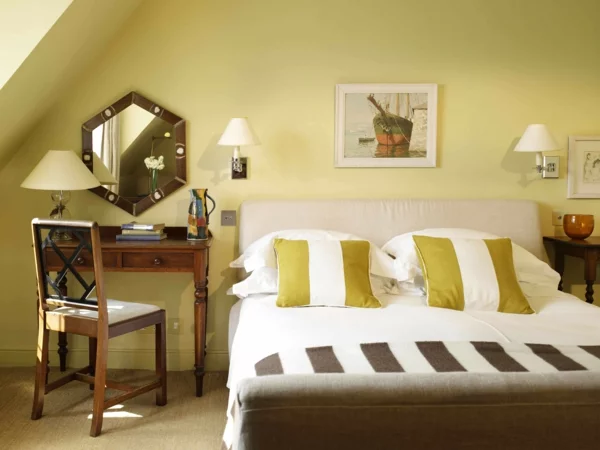 Schlafzimmer frische Farbgestaltung wandfarbe gelb mit braunen Elementen kombinieren