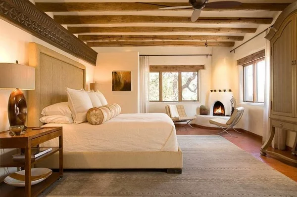 Schlafzimmer im Landhausstil gestalten Wandfarbe eierschalenfarben mit viel Holz 