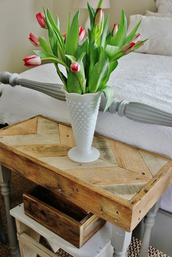 schlafzimmer möbel nachttisch vase mit tulpen