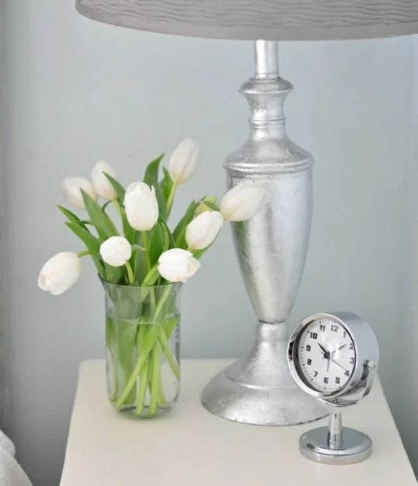 schlafzimmer nachttisch kommode nachttischlampe vase mit tulpen