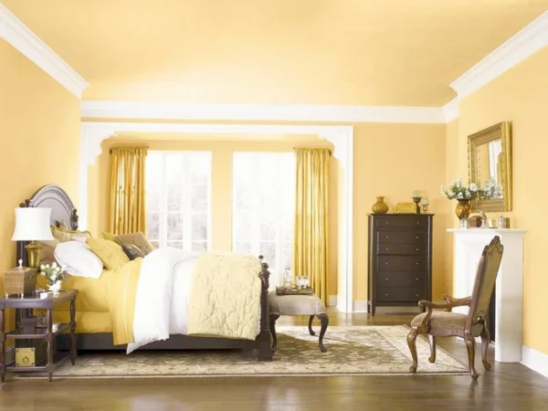 Wandfarbe gelb auch an der Decke helle Farbpalette im gemütlichen Schlafzimmer 