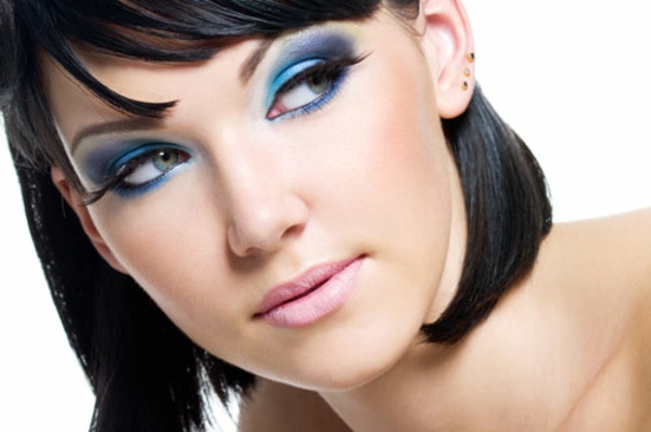 schminktipps schwarz haare augen natürliches make up blau