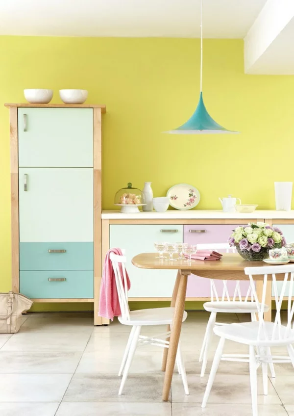 Farbmix im Esszimmer Wandfarbe eierschalenfarben Pastellfarben an den Küchenschränken