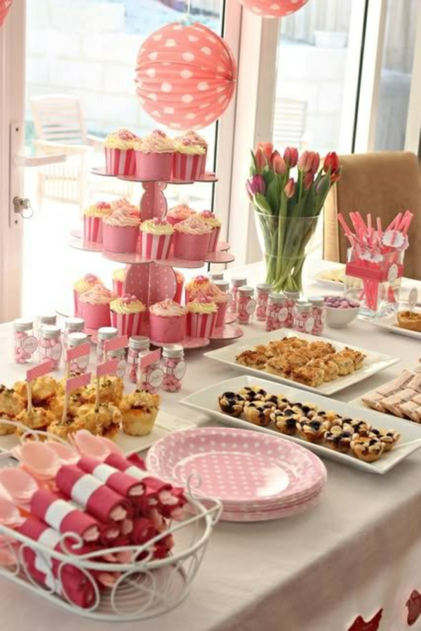 tisch dekorieren in rosa tischdeko mit tulpen frühlingsblumen