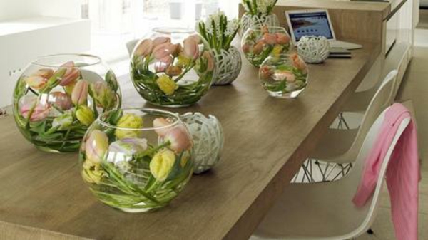 tischdeko mit tulpen kerzen glasgefäße rund