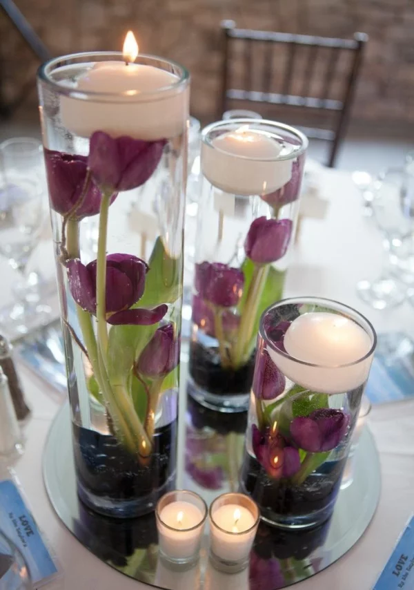 tischdeko mit tulpen glasvasen voll wasser