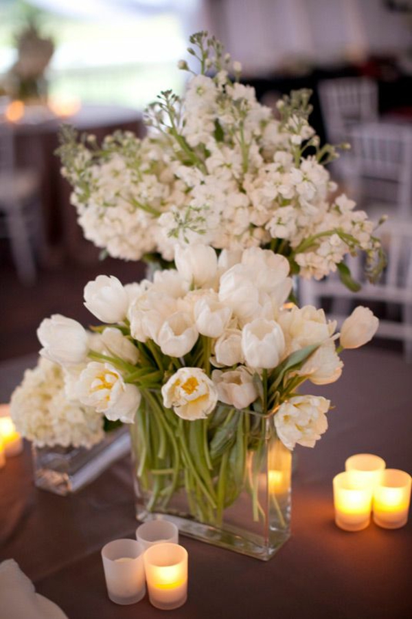 tischdeko mit tulpen und teelichtern weiß gartenparty