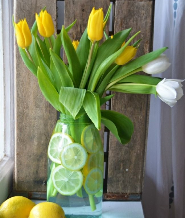 tischdeko rustikal tischdeko mit tulpen weiß gelb
