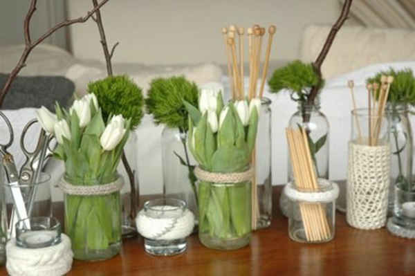 tische dekoriren tischdeko ideen mit tulpen weiß strick accessoires