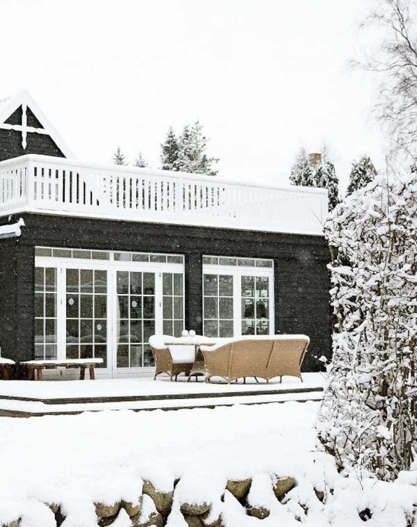 veranda wintergarten holzboden terrasse einrichten terrassenplanung schnee rattanmöbel