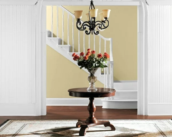 Wandfarbe eierschalenfarben im Treppenhaus sehr stilvoll Raumgestaltung runder Tisch mit Vase mit Rosen 