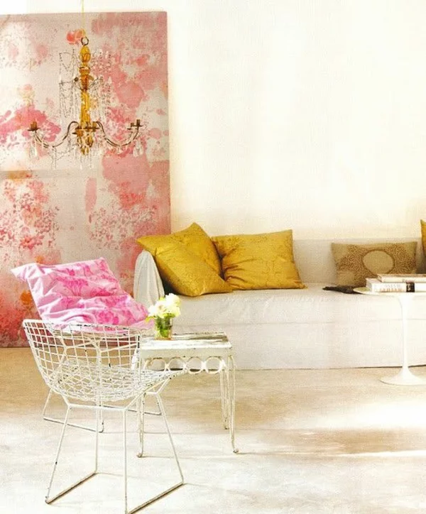 Wandfarbe eierschalenfarben im Wohnzimmer Wanddeko rosa Tapete gelbe Kissen auf weißem Sofa 