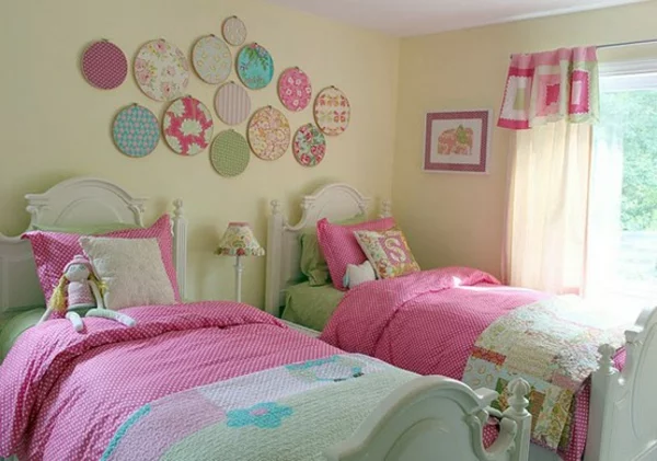 Wandfarbe eierschalenfarben im romantisch gestalteten Kinderzimmer Wanddeko rosa Akzente