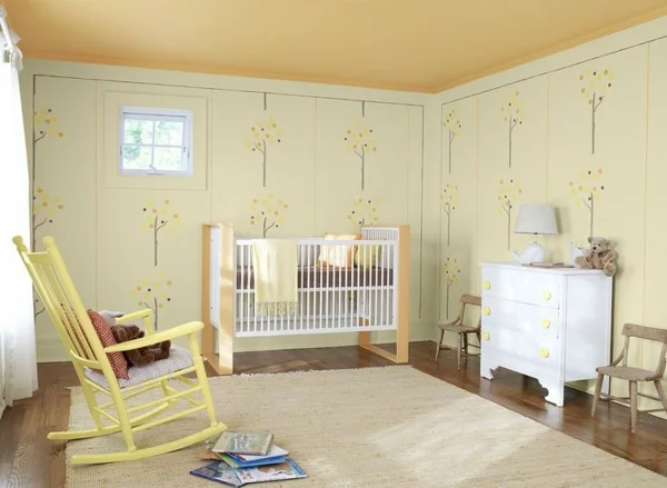 Wandfarbe eierschalenfarben im Kinderzimmer Kinderbett gelber Schaugelstuhl weiße Kommode