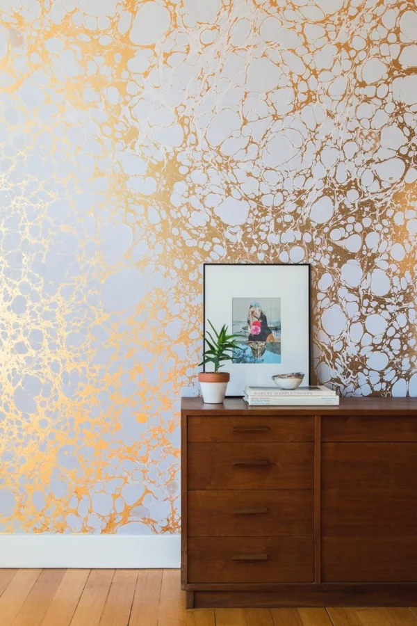wandideen wohnzimmer wandgestaltung ideen mustertapeten in gold