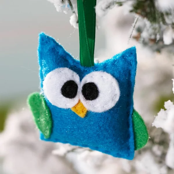 kleine Eule aus blauem Filz basteln DIY Ideen mit Kindern für Weihnachten 