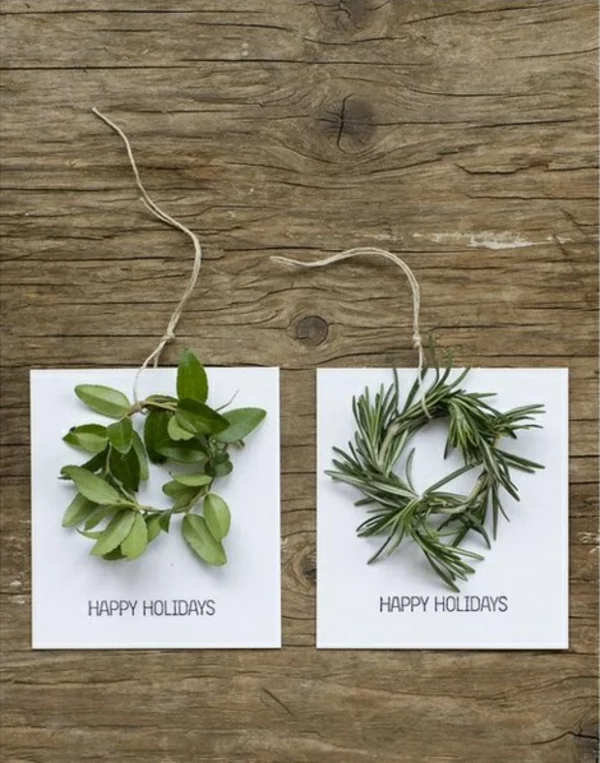 einfaches DIY Projekt kleine Weihnachtskarten selber basteln mit grünen Zweige verzieren